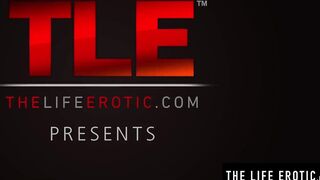 Lavish blonde Cayla fingers her perfect muff