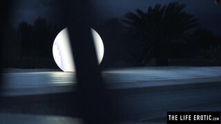 Splendid chick Lorena B masturbates in the shower