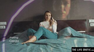 Juicy chick Mirabella is rubbing twat while wearing VR headset