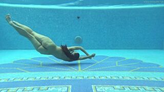 Sexy big butt euro mommy Sazan underwater erotics