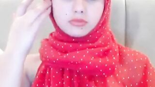 Arab Beautiful Babe In Hijab Masturbates