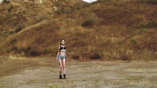 Hobbled Amazon walk in screwed-up bondage predicament