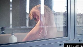 Petite blonde Lisa masturbates while having a sexy tub