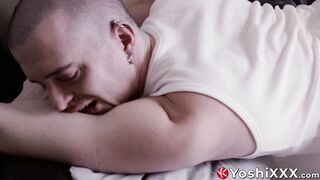 I have no idea how Axel Abysse can fit such a fat dildo from Yoshi Kawasaki